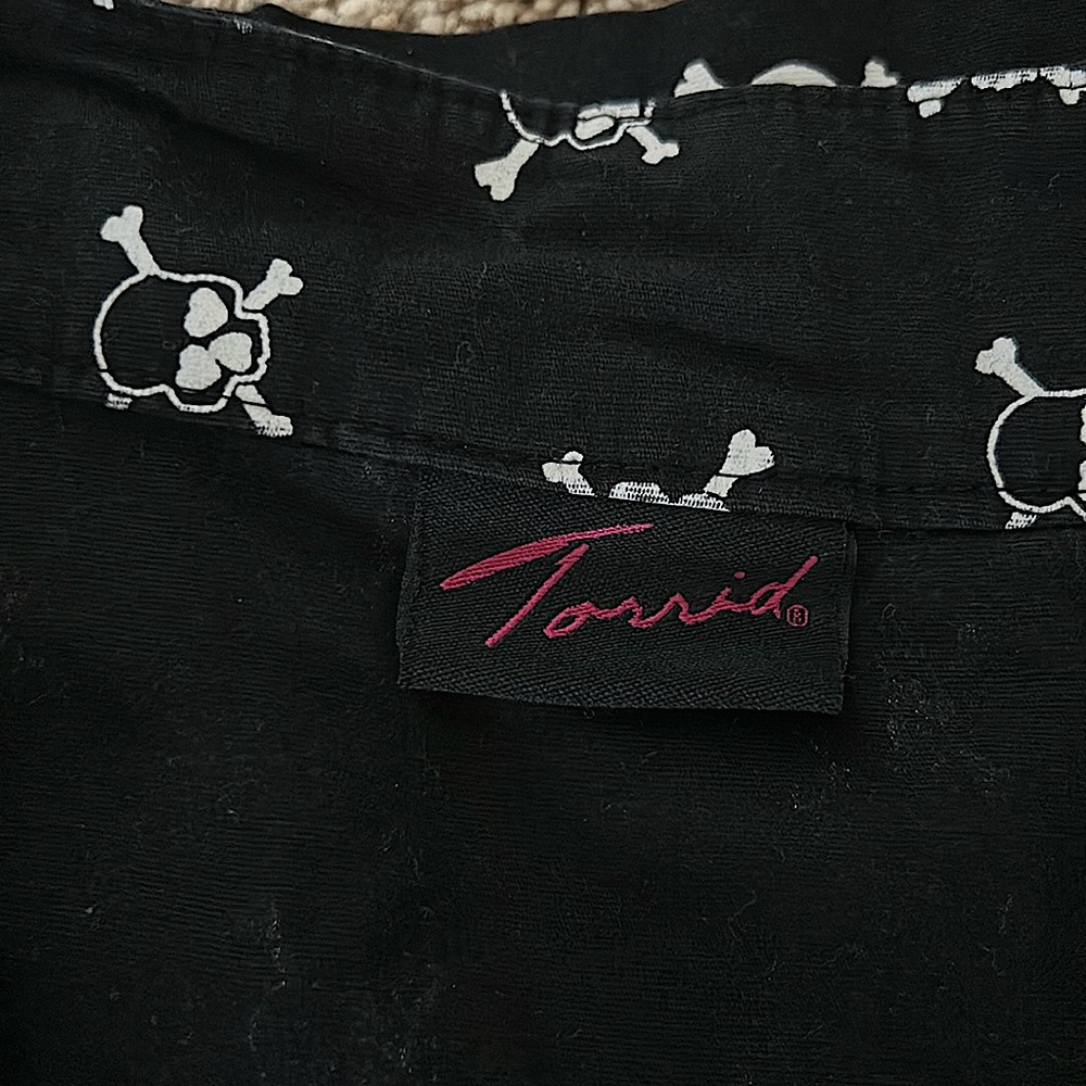 Torrid Black Skull and Crossbones Short Sleeve Shirt Top **Size 0**☠️☠️ - Picture 5 of 5